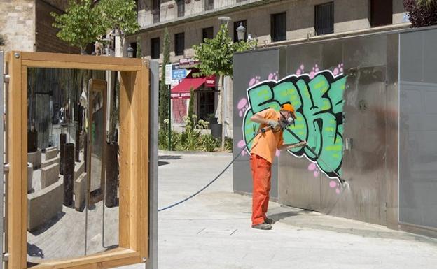 Identifican a los autores de la pintada en el nuevo mobiliario de la plaza de la Reina de Valencia