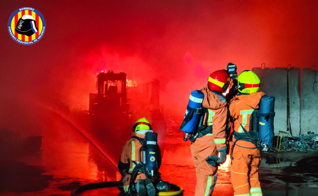 Los bomberos sofocan un incendio industrial en Quart de Poblet