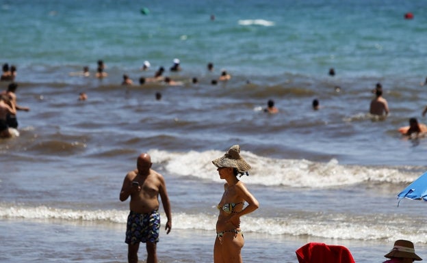 Expertos del Hospital de Torrevieja señalan el aumento de casos de otitis por las altas temperaturas