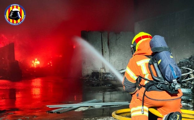 Un incendio calcina una fábrica de reciclaje de hierro en Quart de Poblet