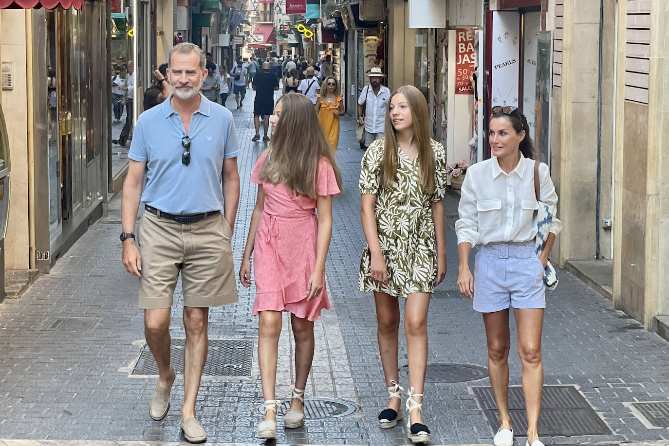 La familia Real, de paseo sorpresa por las calles de Palma