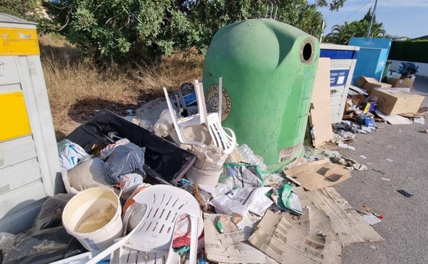 La basura se acumula en las urbanizaciones de Llíria