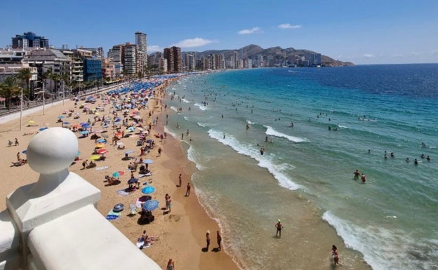 El puente de agosto llega con el primer lleno en Benidorm desde 2019