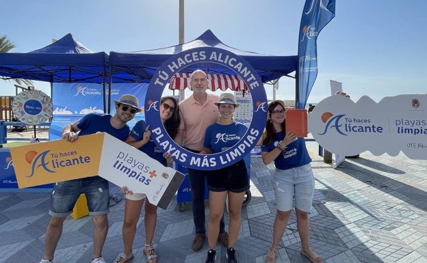 Un regalo a cambio de una colilla, la última campaña para limpiar las playas de Alicante