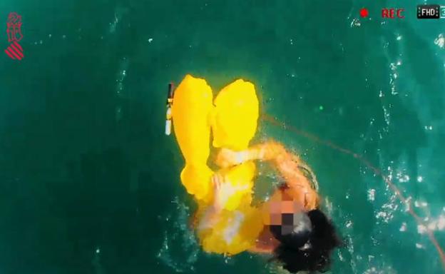El espectacular rescate de una joven en Santa Pola con un dron de la Generalitat
