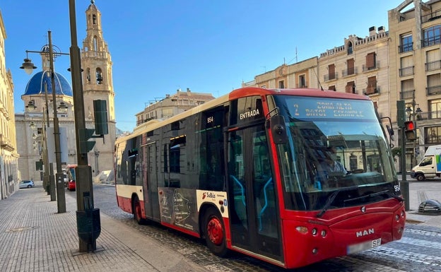 Alcoi reduce el precio los bonos del autobús urbano un 30%