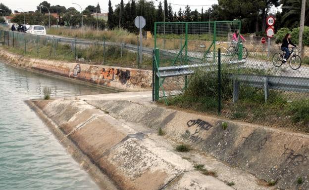 Instalan vallas en un punto de baño prohibido en el canal de Picassent para prevenir accidentes