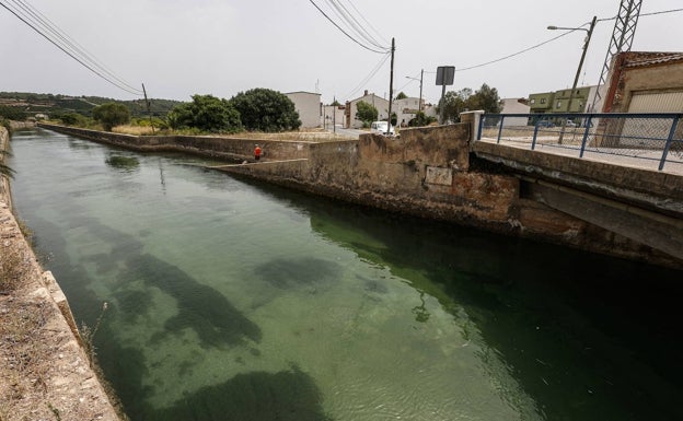 Un adolescente muere ahogado en la Acequia Real del Júcar