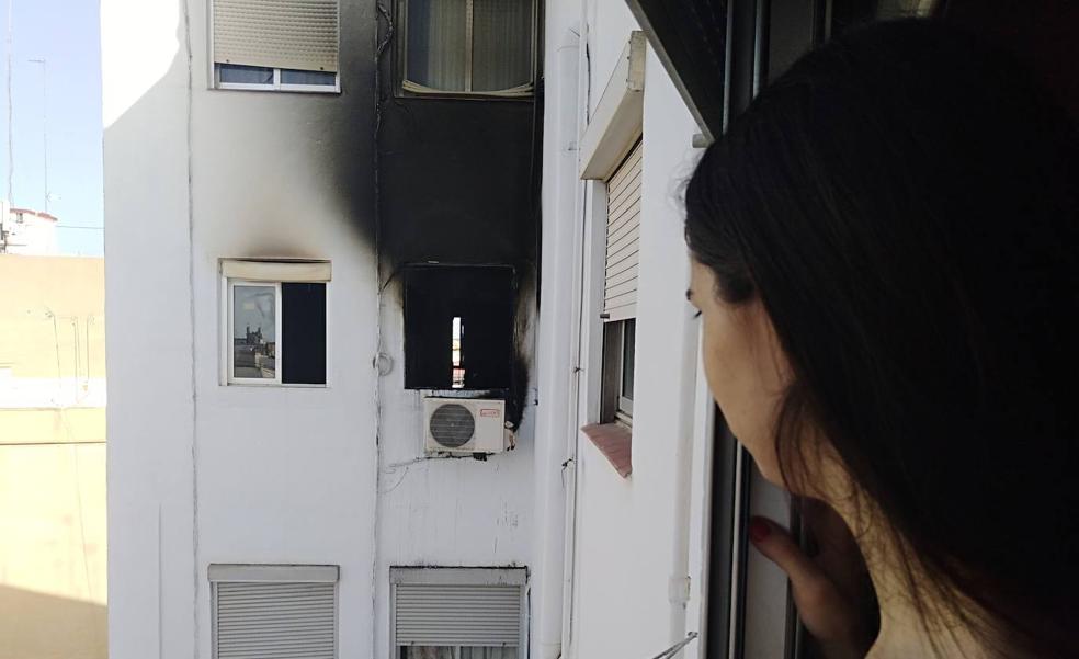 Dos mujeres fallecen en un virulento incendio en una vivienda de Benicalap