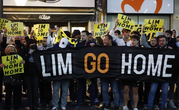 Cánticos contra Peter Lim con Layhoon como testigo en el estreno liguero en Mestalla