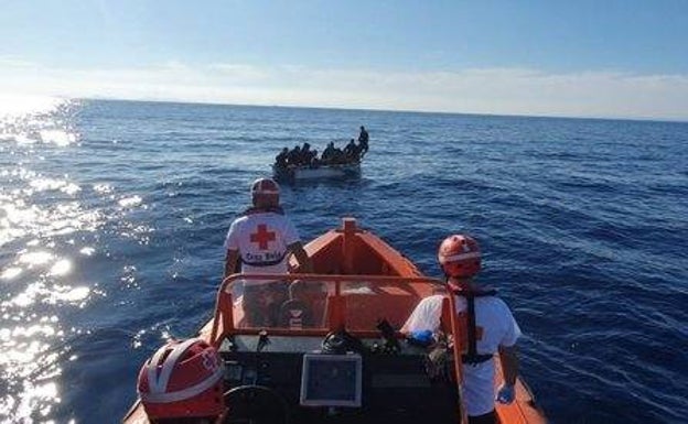 Salvamento Marítimo rescata a 16 personas de otra patera frente a la costa de Calpe