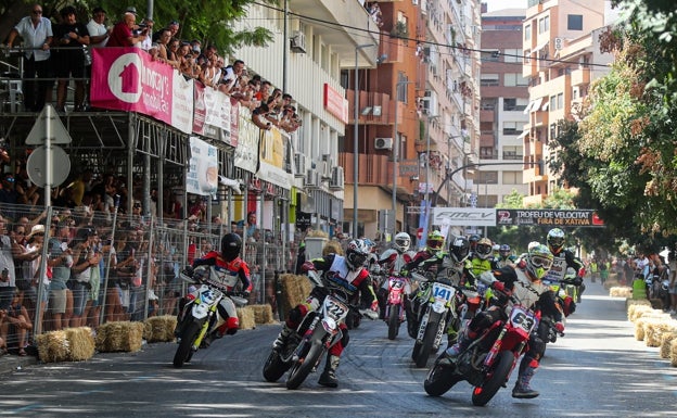 Xàtiva vuelve a vibrar con la carrera de motos en su 70 aniversario