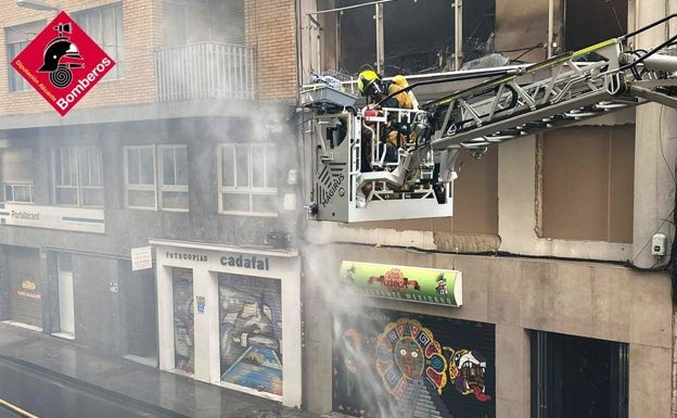 Once heridos en un aparatoso incendio en una vivienda de Elche