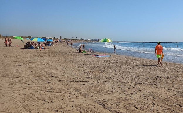 Siete rescates y más de 200 atenciones menores en la playa de Meliana