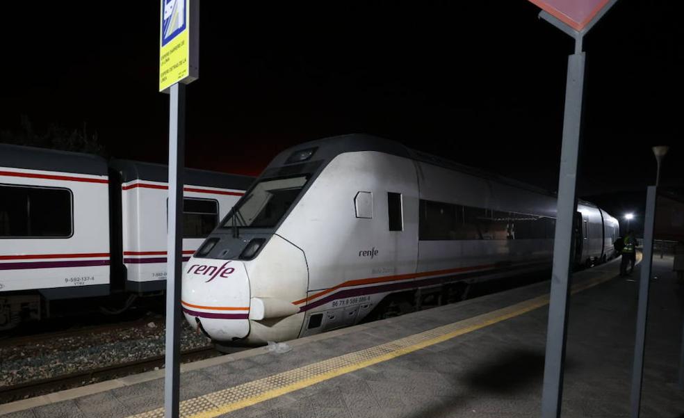 Una veintena de heridos al saltar de un tren cercado por las llamas en Caudiel