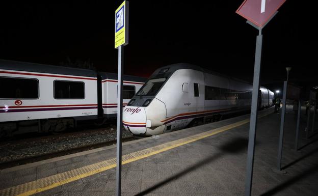 Una veintena de heridos al saltar de un tren cercado por las llamas en Caudiel