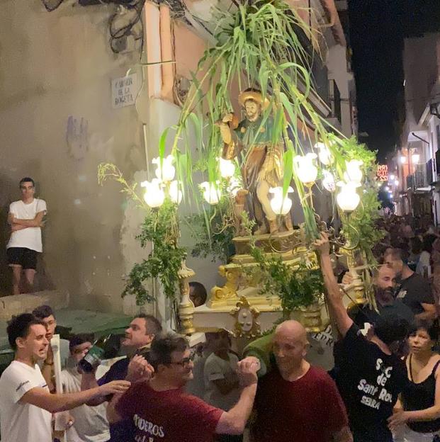 La fiesta de Sant Roc de Serra resiste pese a la alerta por incendios