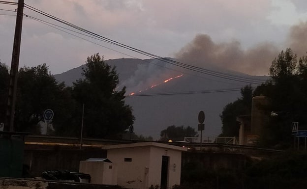 Un rayo provoca un nuevo incendio forestal en Albaida