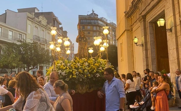 Un castillo de fuegos artificiales de las fiestas de Benifaió provoca un pequeño incendio en un balcón