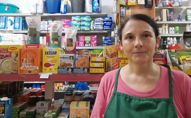 Carmen, la tendera que ha llevado pan a diario a los vecinos aislados por el incendio de Vall d'Ebo