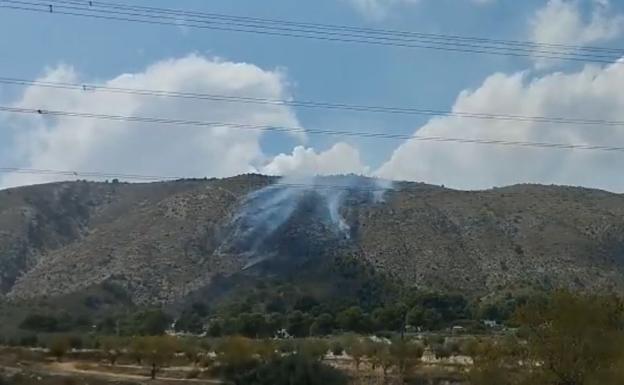 Un incendio en Petrer obliga a desalojar el campamento Caprala