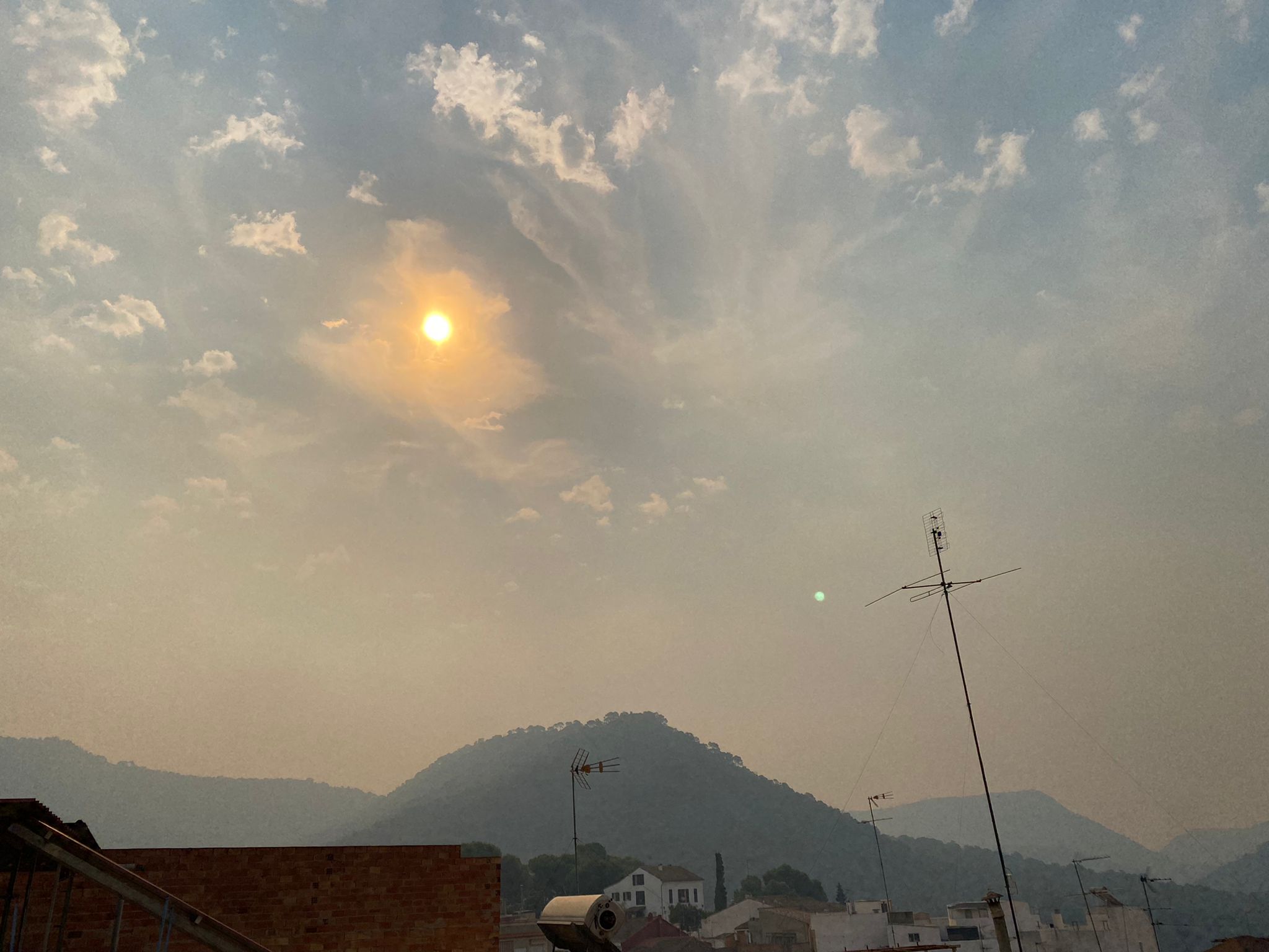 El humo del incendio de Bejís llega a Serra y se acerca a Valencia