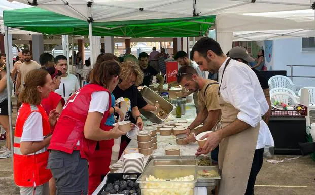 Evarist Miralles, con su equipo, repartiendo raciones de comida para los afectados y trabajadores del incendio de la Vall d'Ebo. /ràdio pego