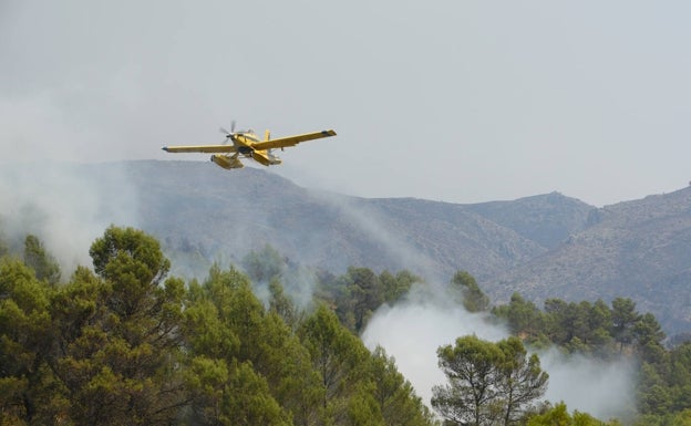 El aeródromo de Mutxamel quintuplica las operaciones para la extinción del incendio de Vall d'Ebo