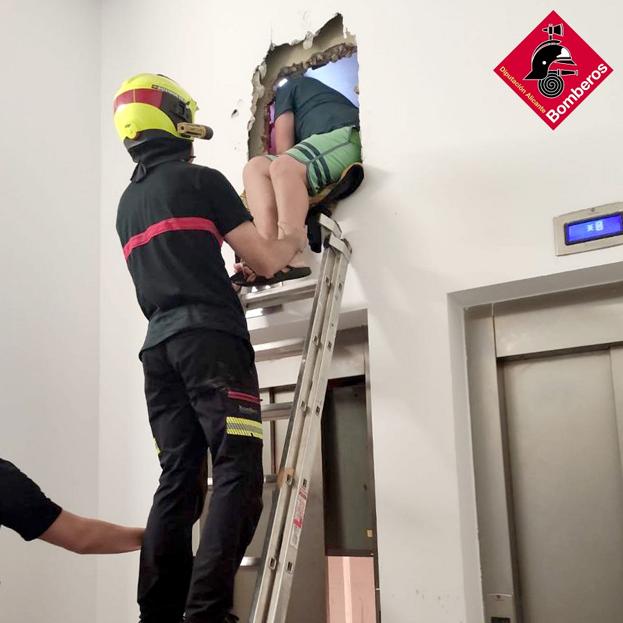 Rescatados con un butrón 10 jóvenes que estaban atrapados en el ascensor de un parking de Benidorm