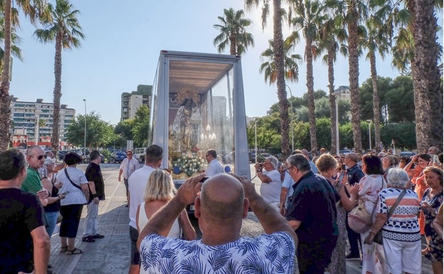 La imagen peregrina de la Mare de Déu hace parada en el Grau de Gandia