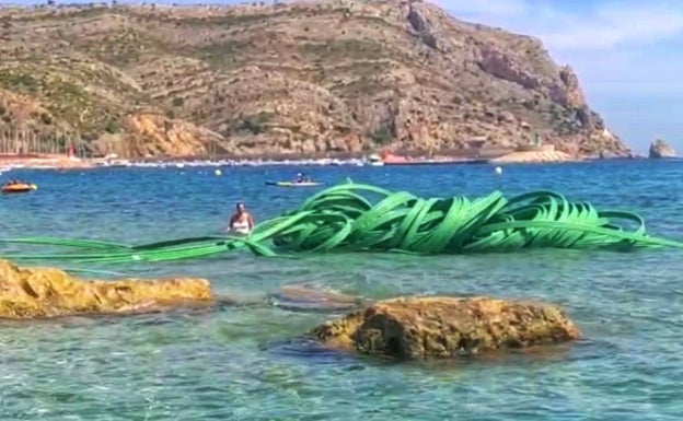 Xàbia recupera 300 metros de cable eléctrico que estaban flotando en el mar