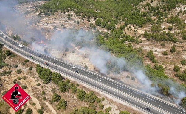 Incendio forestal en Calp junto a la AP-7