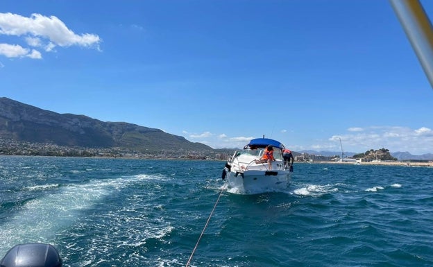 Susto en el puerto de Dénia por una embarcación averiada en la bocana cuando llegaba el ferry