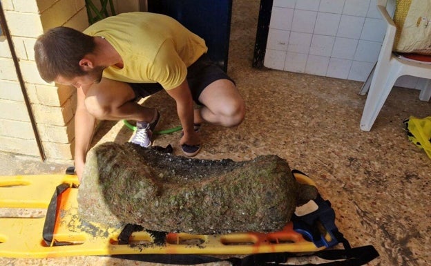 Encuentran posibles restos de un antiguo cañón en una playa de Santa Pola