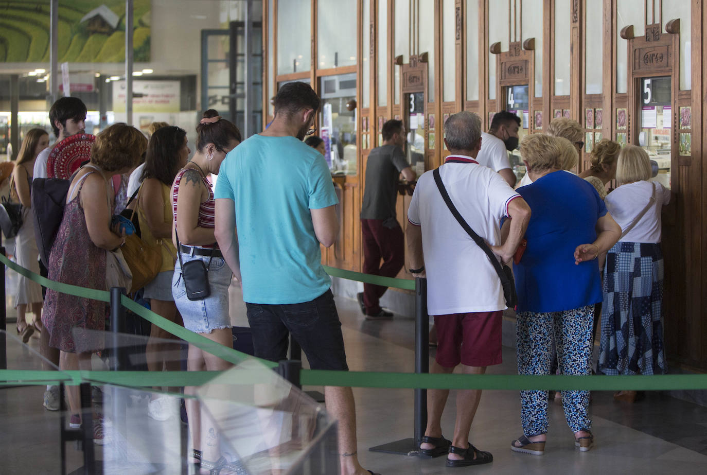 Larga cola en Valencia para adquirir el nuevo abono gratuito de RENFE