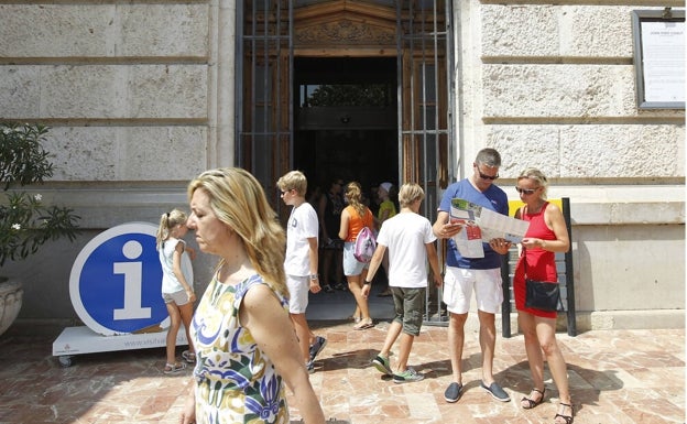 Compromís y el PSPV se pelean en Valencia por la tasa turística