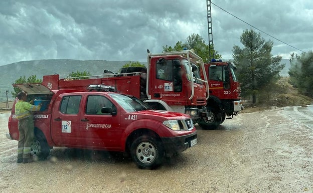 Un incendio forestal quema 400 metros cuadrados en Ibi