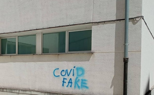 Acto vandálico en el centro de salud de Orba con un pintada que dice «Covid fake»