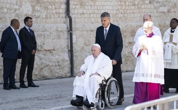 Francisco reivindica en L'Aquila a Celestino V, el primer Papa que renunció