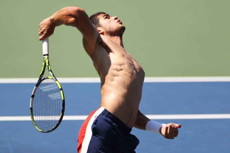 Alcaraz prepara su debut en el US Open exhibiendo su gran estado físico