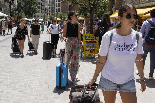 Los vecinos apoyan la tasa turística en Valencia pero reclaman que el dinero vaya a los barrios