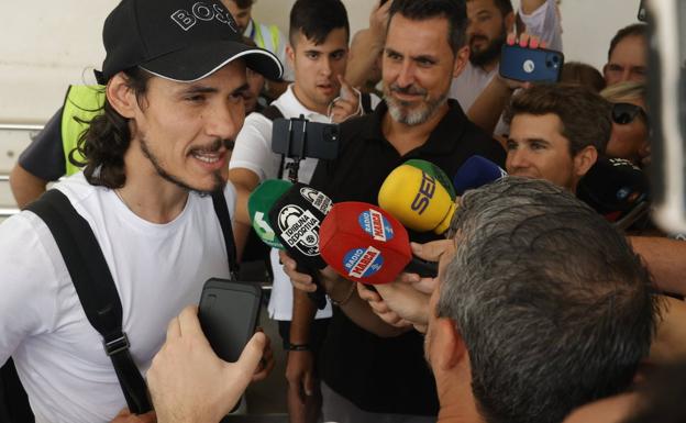 La calurosa bienvenida de la afición valencianista a Cavani