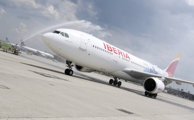 Aena desvía tres vuelos al aeropuerto de Manises por la presencia de drones en Barajas