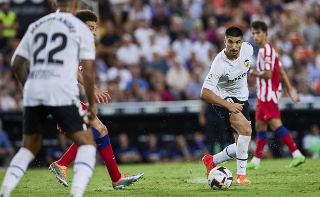 Carlos Soler viaja hoy a París tras llegar a un acuerdo con el PSG para una venta de 18 millones