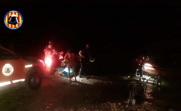 Los bomberos rescatan a tres personas sorprendidas por la tormenta en el pantano de Tous