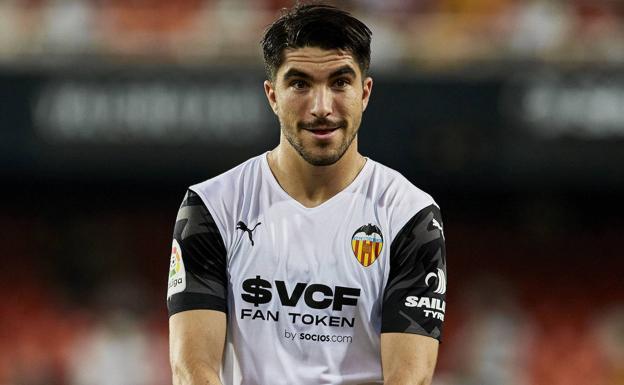 El avión de Carlos Soler regresa a Valencia por un problema