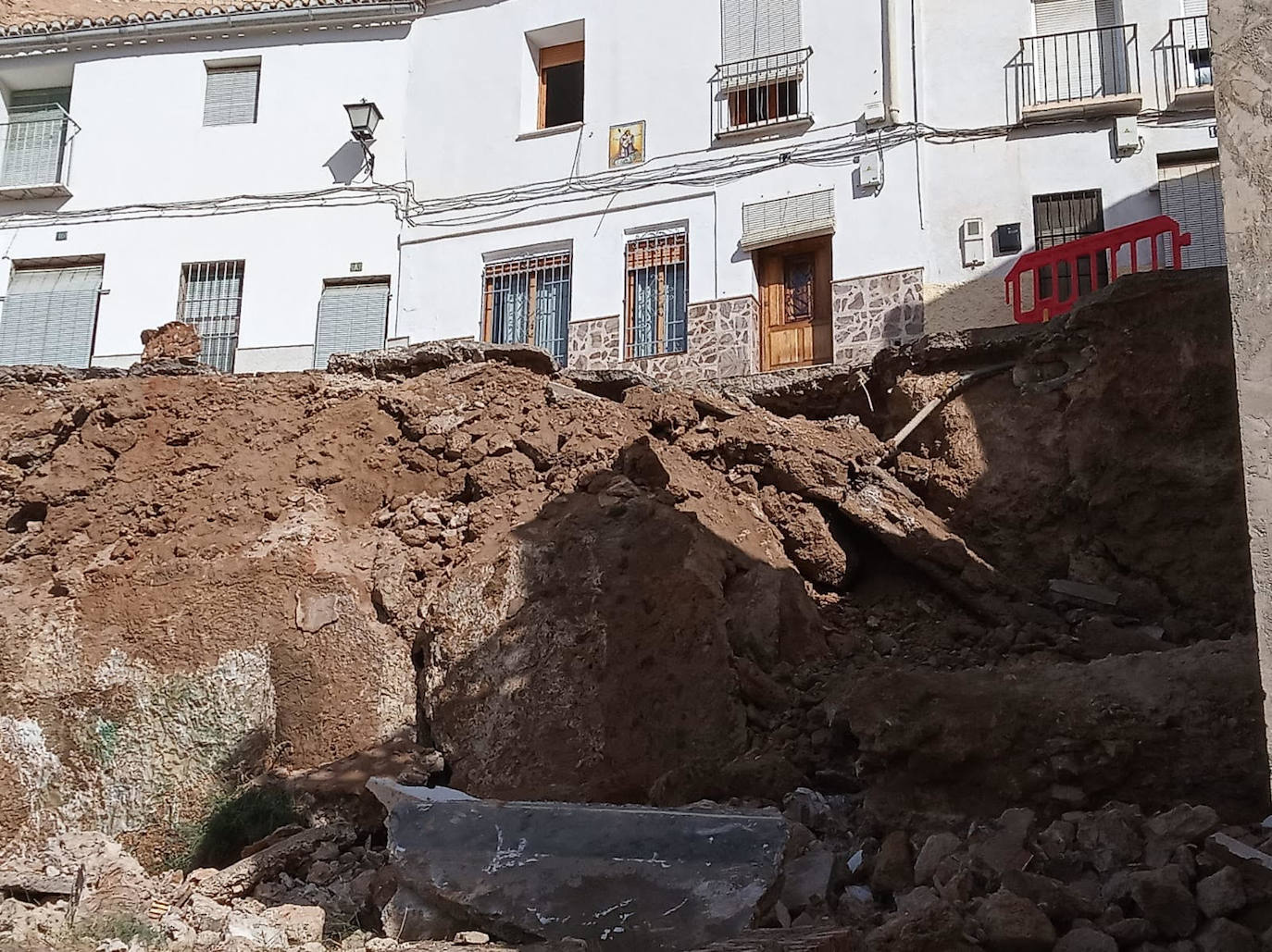 Cae un muro en Buñol horas antes de la Tomatina