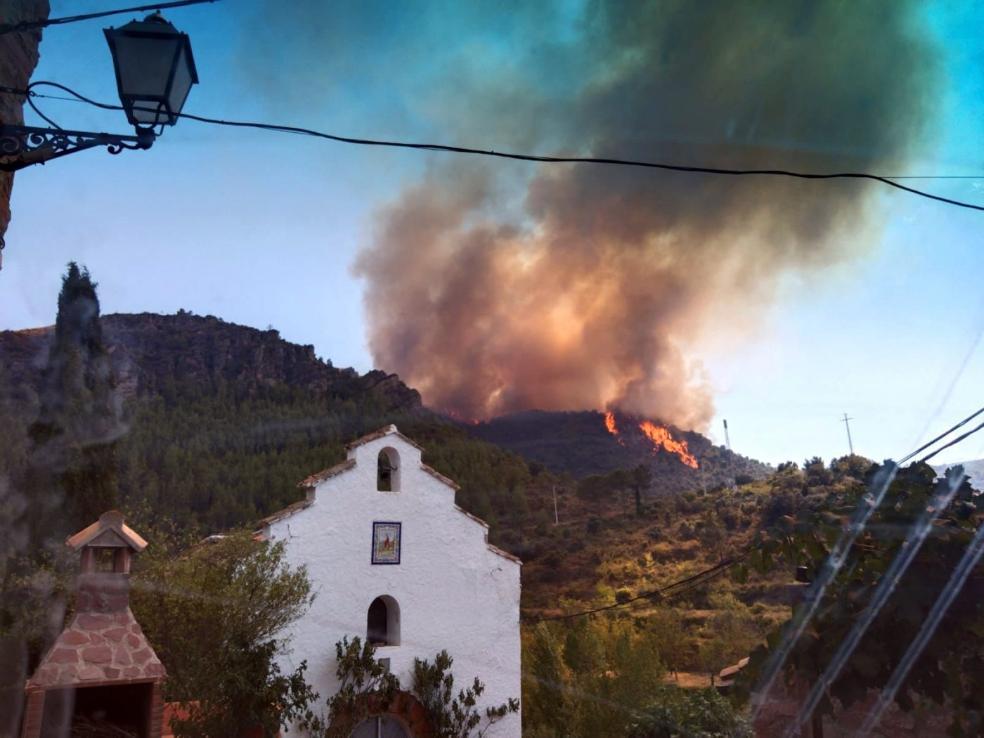 Movilización vecinal para salvar una ermita acechada por el fuego