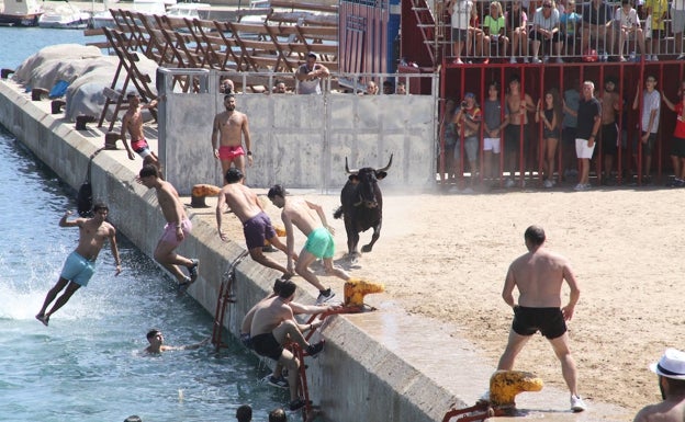 El hombre corneado en los bous a la mar de Xàbia recibe el alta