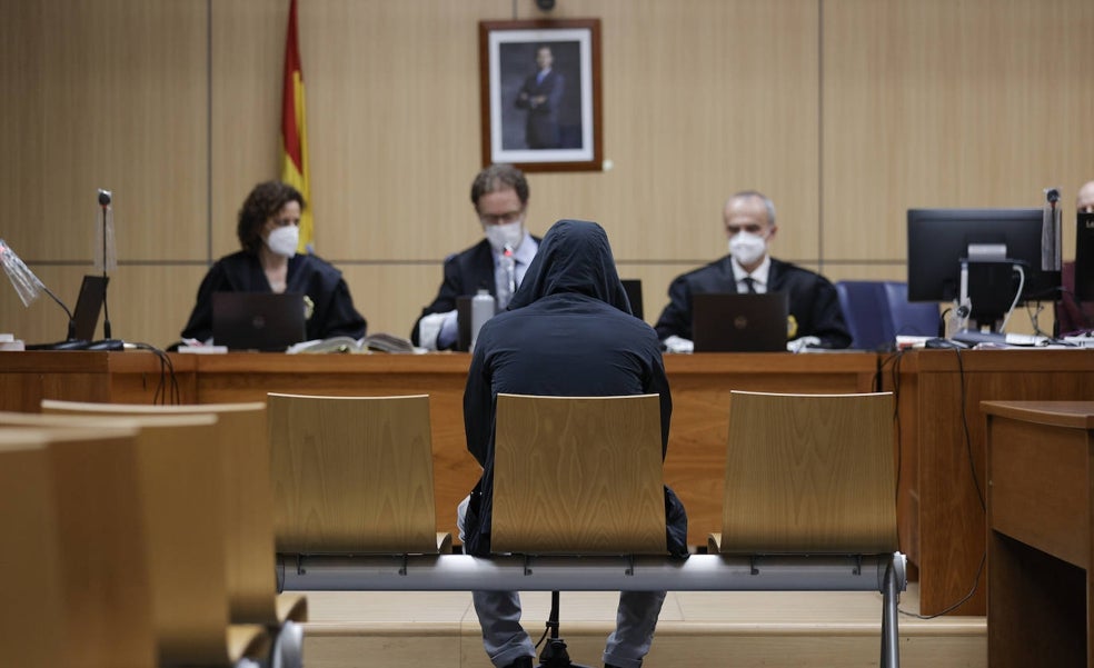 Condenado a 52 años de cárcel el entrenador infantil de l'Horta que grabó abusos a tres menores
